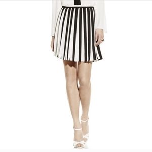 Pleated black & white Vince Camuto skirt sz 4